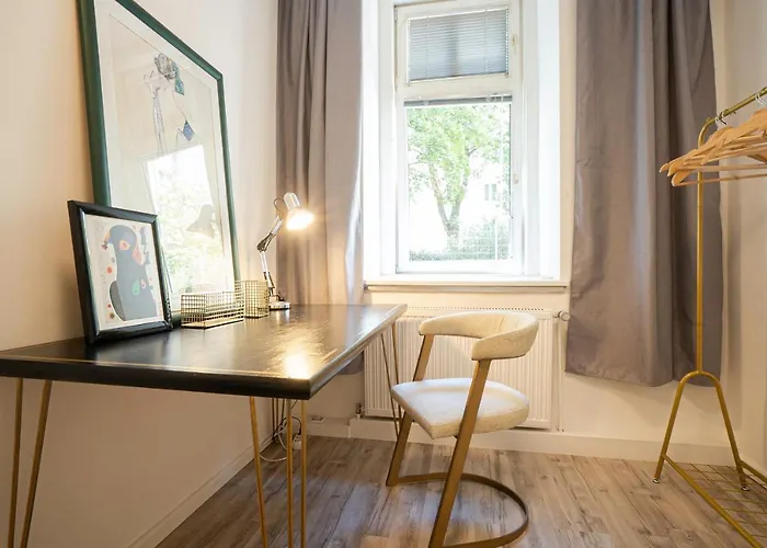 2-room On The First Floor With Designer Renovation. Exit To The Courtyard. 15 Minutes To Schloss Schoenbrunn *