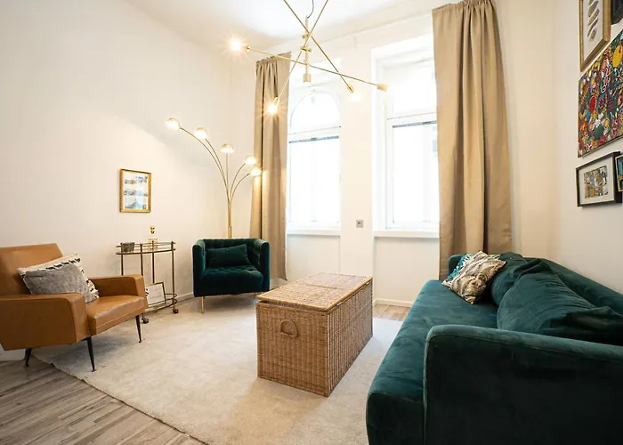 2-room On The First Floor With Designer Renovation. Exit To The Courtyard. 15 Minutes To Schloss Schoenbrunn *