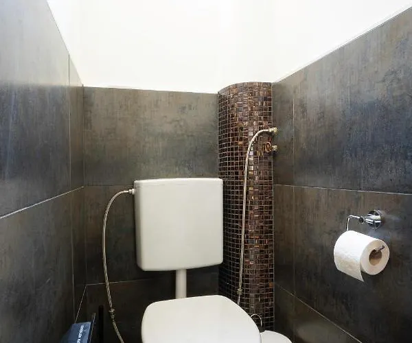 2-room On The First Floor With Designer Renovation. Exit To The Courtyard. 15 Minutes To Schloss Schoenbrunn Apartamento *