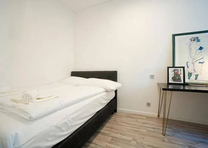 2-room On The First Floor With Designer Renovation. Exit To The Courtyard. 15 Minutes To Schloss Schoenbrunn