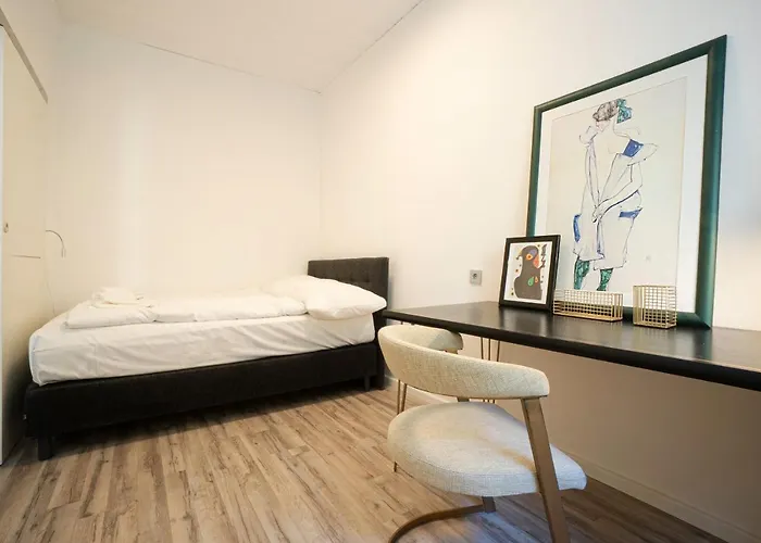 2-room On The First Floor With Designer Renovation. Exit To The Courtyard. 15 Minutes To Schloss Schoenbrunn