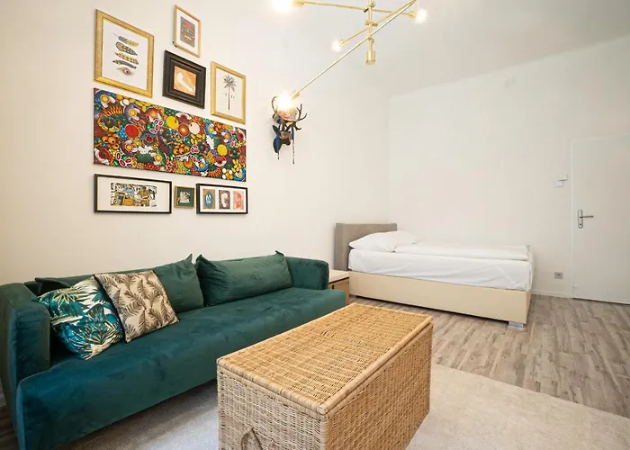 2-room On The First Floor With Designer Renovation. Exit To The Courtyard. 15 Minutes To Schloss Schoenbrunn Viena